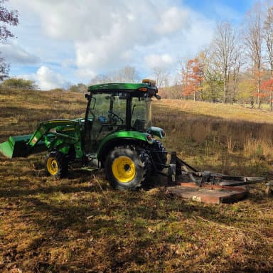 Picture of a green tractor with haul